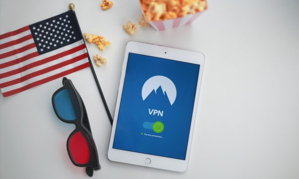 HLS 与 DASH 流媒体协议架构示意图，服务器分片传输到多端设备的技术流程图
